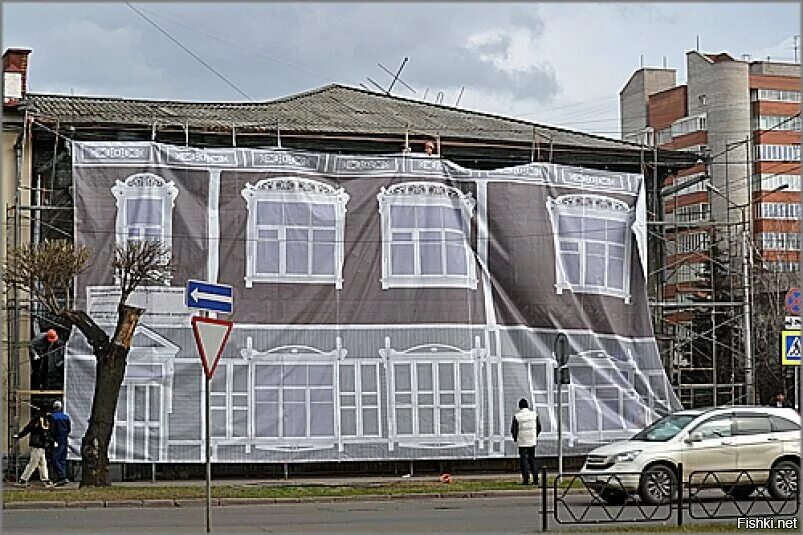 Архитектура виктора энрича название зданий. Фальш фасад здания. Старый дом завешан баннером. Виктора энриха (victor enrich). Архитектура виктора энрича название зданий.