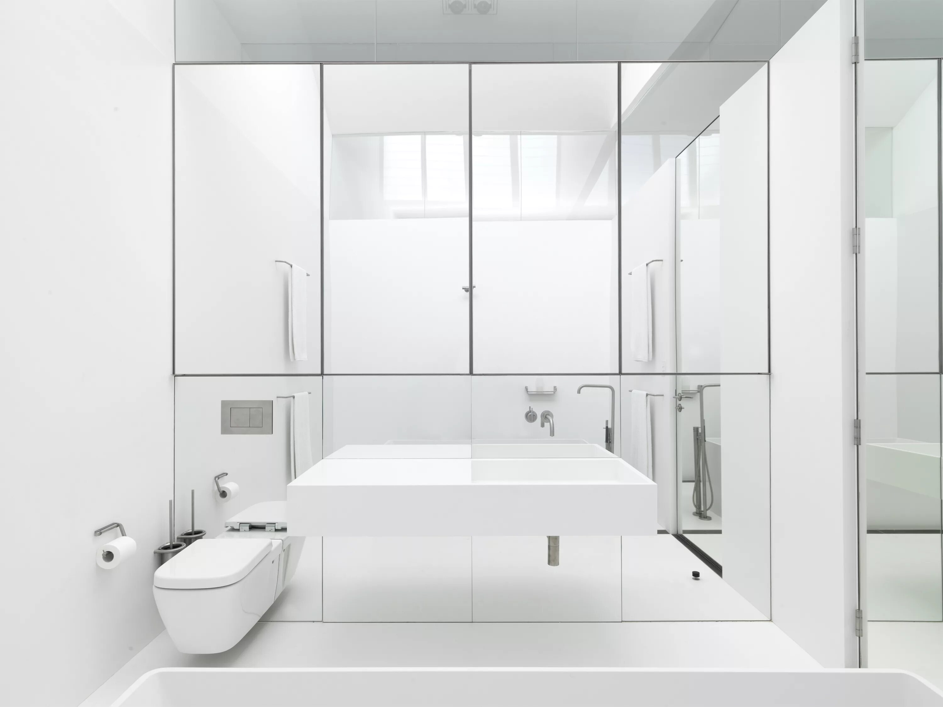 Зеркала в ванную белые. Ванная комната. Зеркальная стена в ванной. Белая ванная комната. Интерьер белой ванной комнаты.