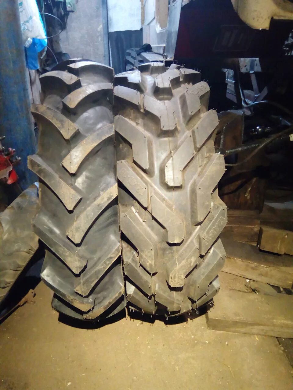 Автошина на луаз 13 r ёлочка. 5/80 r13. Елочка р 13. 00-12. Резина тракторная елочка р13.