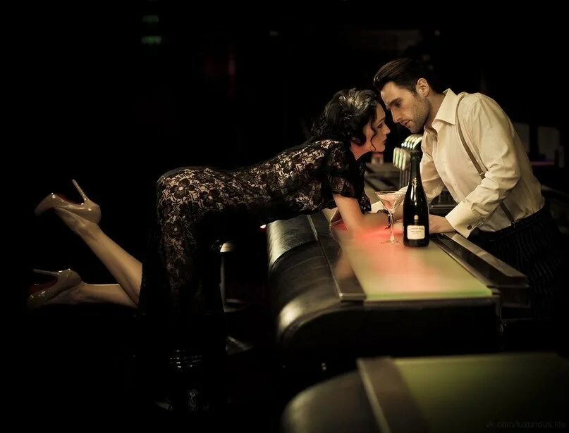 Встреча друзей в ресторане. Мужик за столом. Фотосессия в ресторане. Анимация в шумном зале ресторана. Девушка с вином.