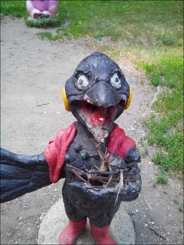 Страшные фигуры на детских площадках. Статуи на детских площадках. Странные снимки на камеру. Странные 18. Странные вещи в природе.