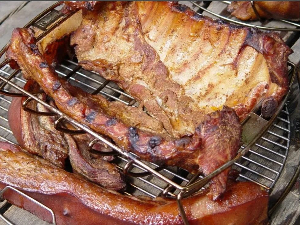 Горячее копчение мяса время. Свиные ребра горячего копчения. Коптильня для мяса. Копчение свинины. Свинина горячего копчения.