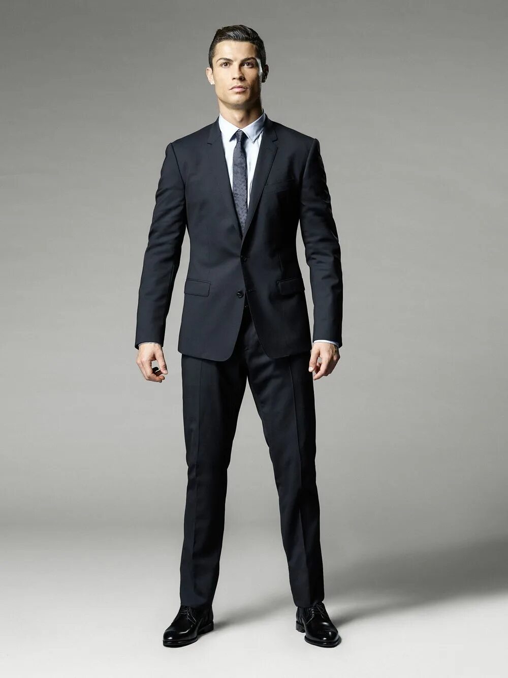 Стать в полный рост. Криштиану Роналду в костюме в полный рост. Кристиано Роналдо в полный рост 2023. Криштиану Роналду в костюме в полный. Cr7 Cristiano Ronaldo одежда.