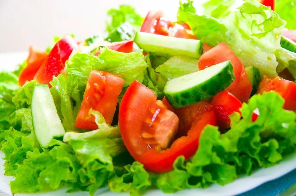 Овощной салат. Салат свежий. Салат из сырых овощей. Салат огурцы помидоры.