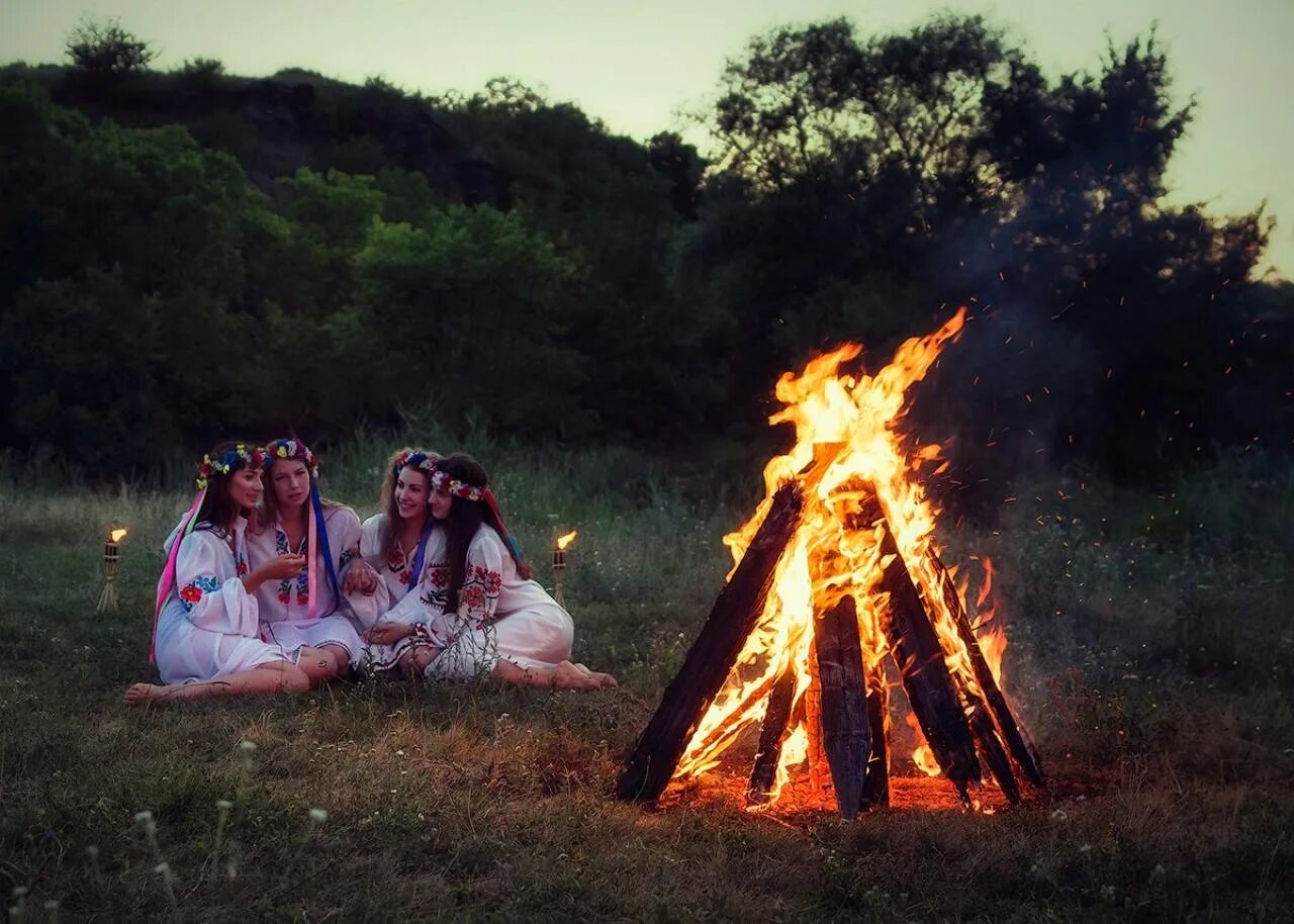 Купалье в белоруссии. Праздник ивана купалы праздник летнего солнцестояния. С праздником ивана купала. С праздником ивана купала. Ивана купала языческий праздник.