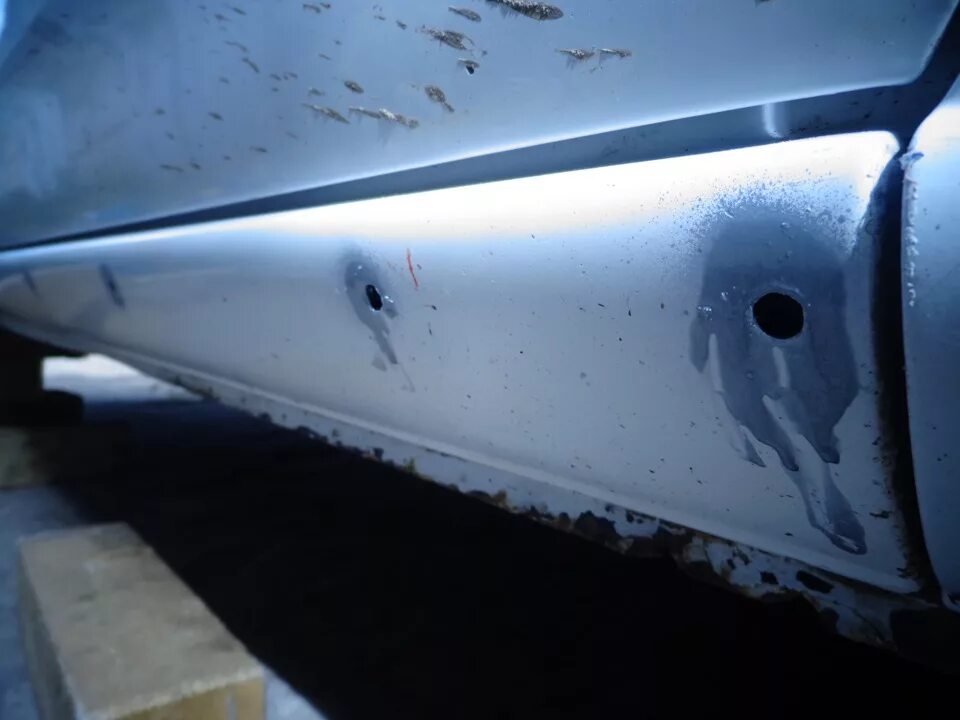 Mazda familia 1999 универсал. Порог пластиковый wingroad. Пороги на ниссан вингроуд 11 кузов. Гранта установка порога на заклепки. Пороги из профильной трубы ниссан вингроуд.