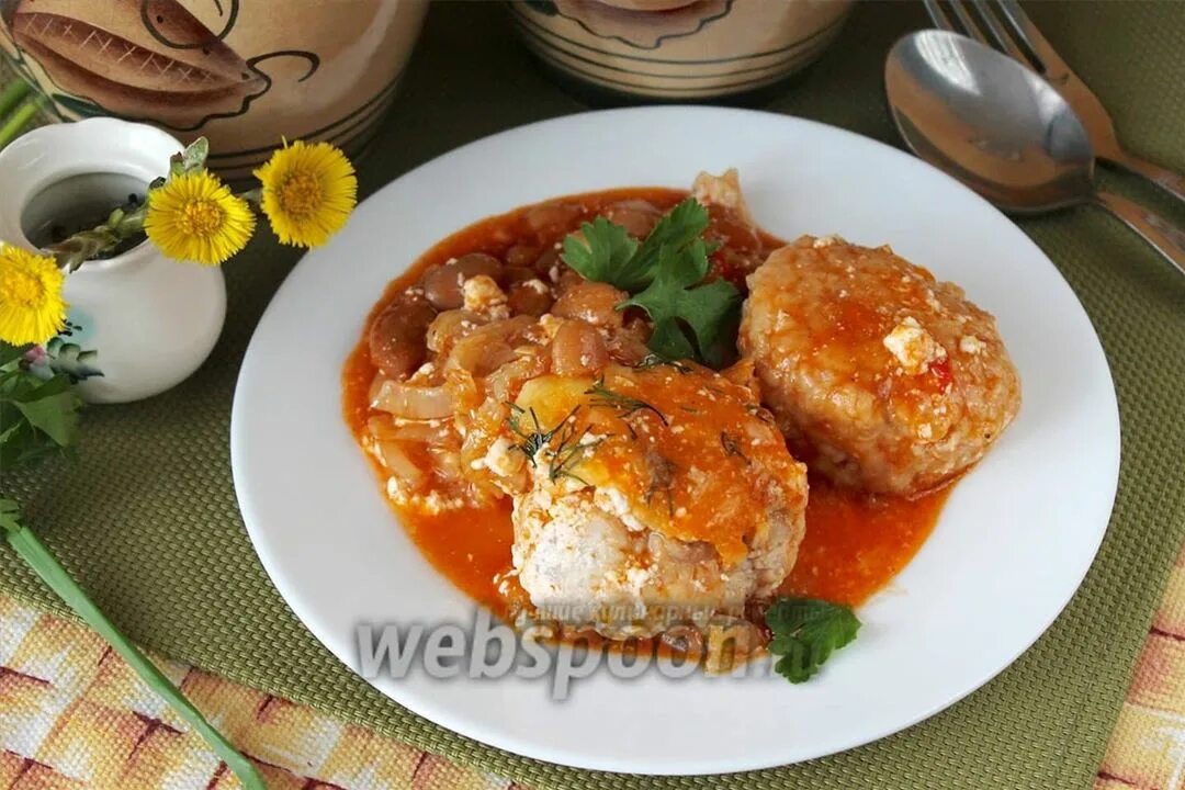 Итальянские митболы в томатном соусе. Тефтели в горшочках. Картошка с фаршем в горшочках. Тефтели в керамической форме. Тефтели в горшочках.