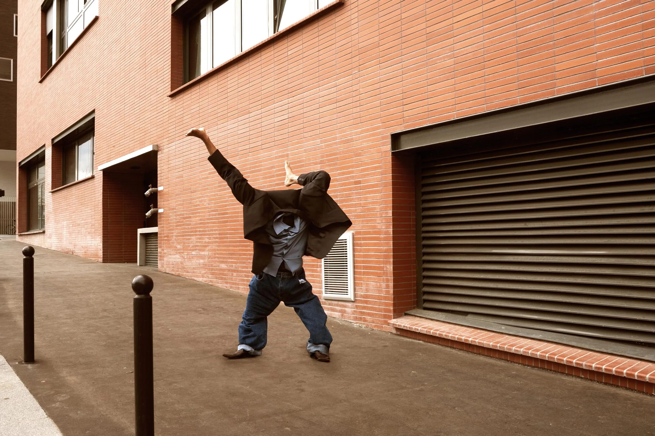 Современные фотографы франции. Head walk. Интересные ракурсы людей. Человек вверх ногами. Вверх тормашками.