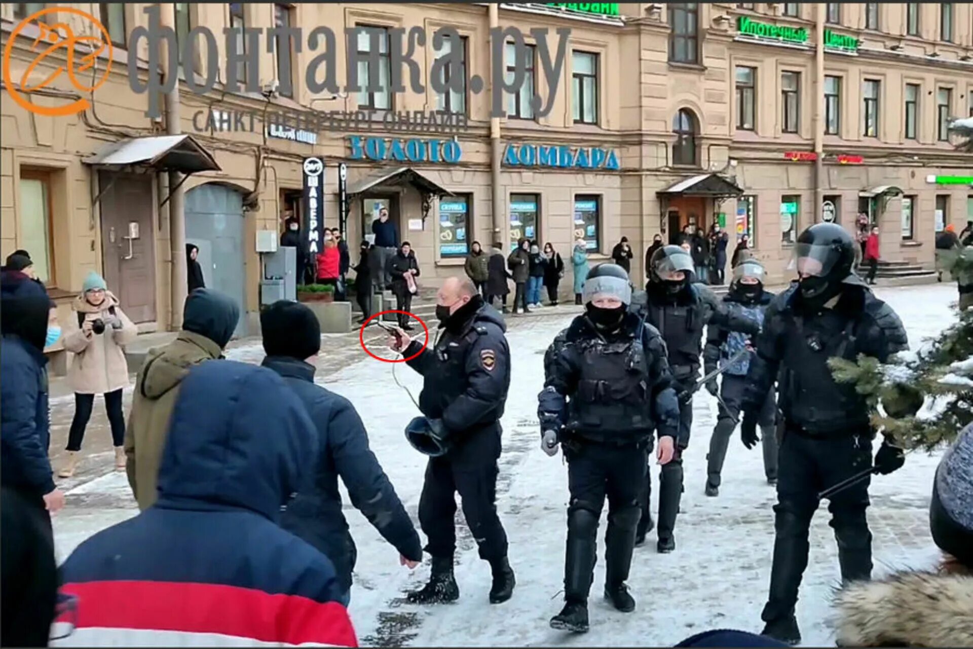 Город где полиция. Задержания в петербурге на сенной площади 31 января. полиция на митинге в петербург. омон санкт-петербург. нападение на сотрудника полиции в санкт-петербурге.