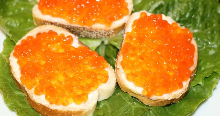 Как сделать бутерброды с икрой. Крутон с красной икрой. бутики с красной икрой. бутерброды с икорным маслом. классические бутерброды с икрой.