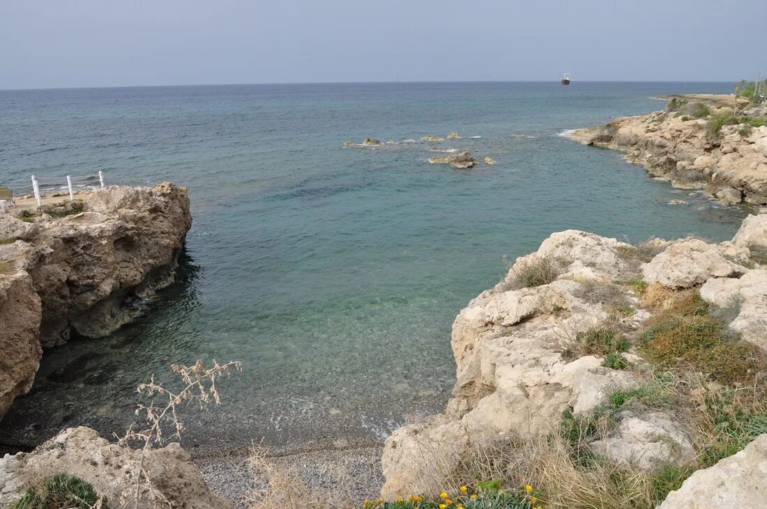 Весенний пафос кипр. Кипр в апреле фото. Мост влюбленных кипр. Кипр климат. Капо греко кипр.