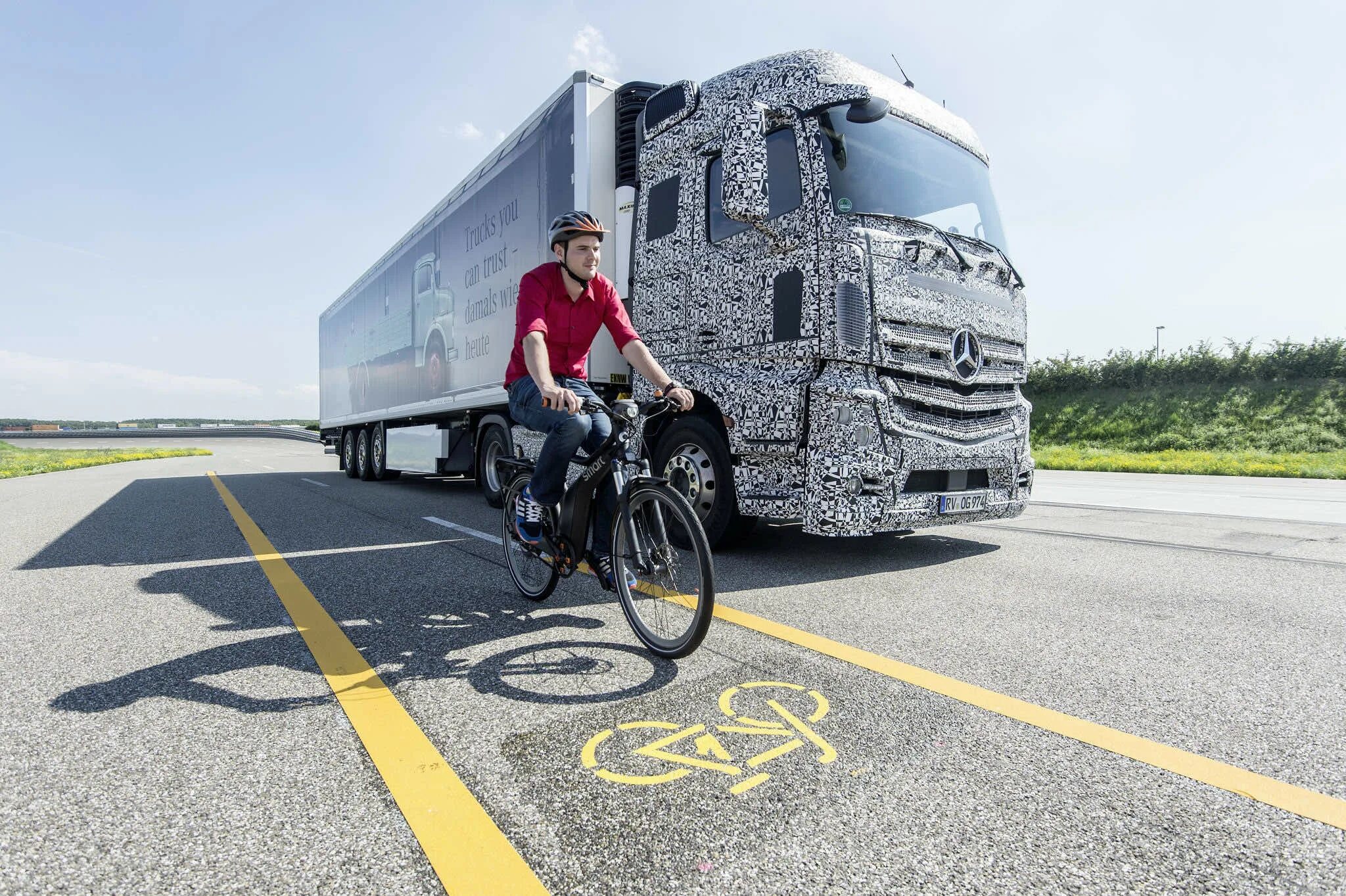 Truck bike. Грузовик и велосипедист. Велосипед фура. Машина велосипед. Грузовик едет.