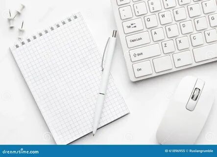 Блокнот на рабочем столе компьютера