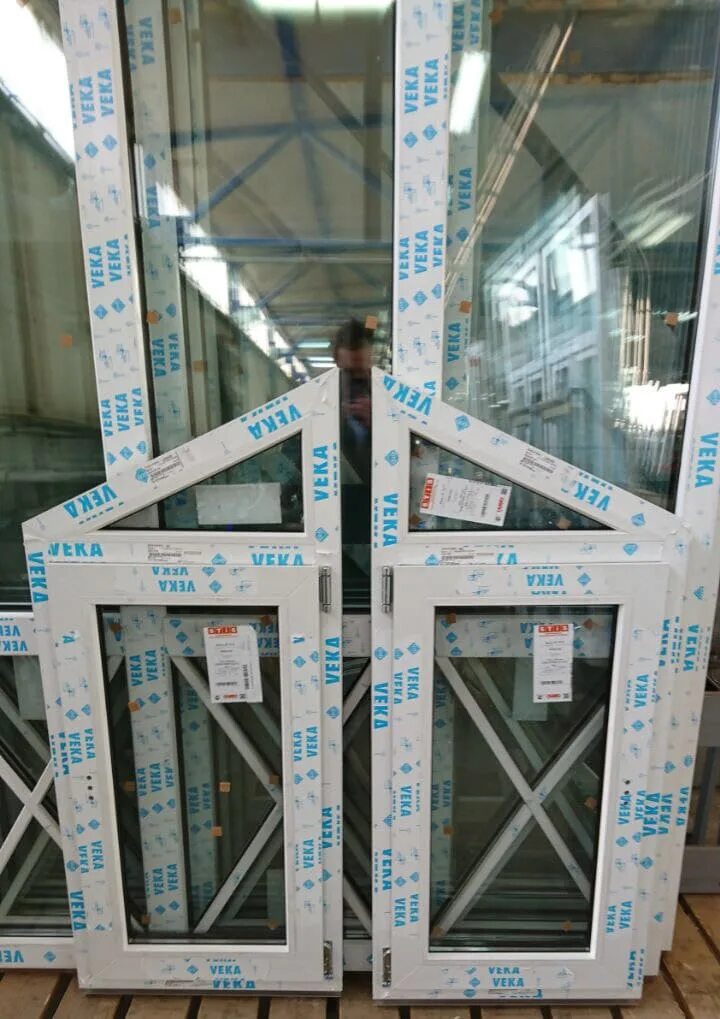 Монтаж пластиковых окон в кирпичной стене. Установка пластиковых окон века. Установка пластиковых окон века. Окна веко. Установка пластиковых окон века.