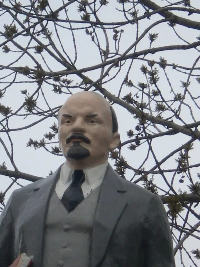Песня ленин молодой юный. Молодой ленин. ленин подросток. ульянов-ленин студент. и ленин такой молодой и юный.