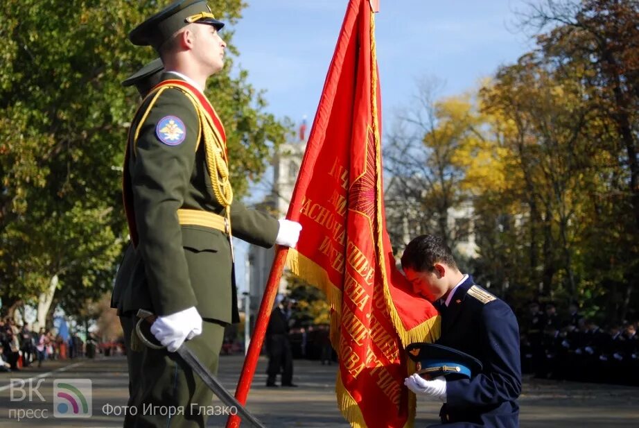 Перед знаменем. Прощание со знаменем. прощание со знаменем воинской части. почитание воинского знамени. солдат целует знамя.