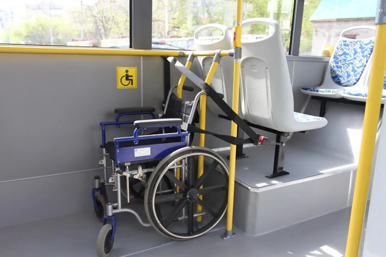 Доступность транспортных услуг для инвалидов. Автобус для инвалидов. Автобус для инвалидов колясочников. Место для инвалидной коляски в автобусе. Места для инвалидов в автобусе.