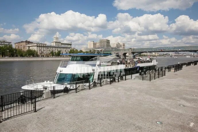 Причал парк. Причал парк. Причал парк горького рэдиссон. Причал парк горького, москва. Горького, пушкинская наб.