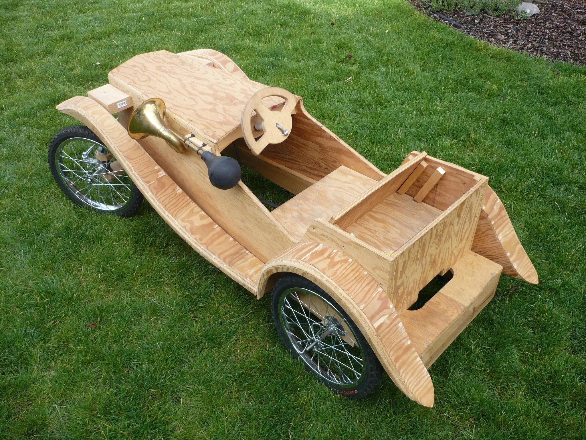 Машины которые можно собирать. Деревянный автомобиль. Детский автомобиль из фанеры. Машина из дерева. Автомобиль из дерева для детей.