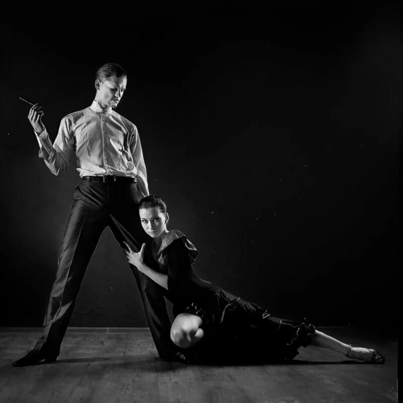 двое мужчин танцуют. влюбленные в танце. григорий бабаев танго. танцующие мужчины. двое мужчин танцуют.