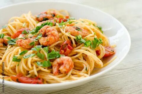 Паста с креветками и овощами