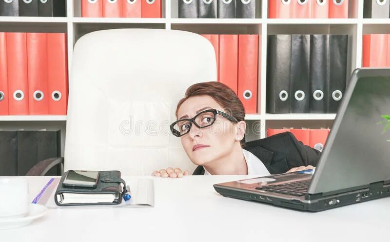 Ножкой под столом. Ноги под столом в офисе. Учитель за партой. Секретарша на столе. Фото для подготовки tutor.