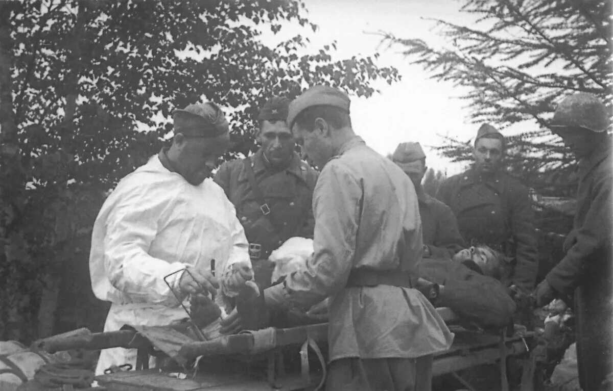 Помощь в великую отечественную войну. Санитары великой отечественной войны 1941-1945. санинструктор в годы войны в войне с японией. санитары в великую отечественную войну.