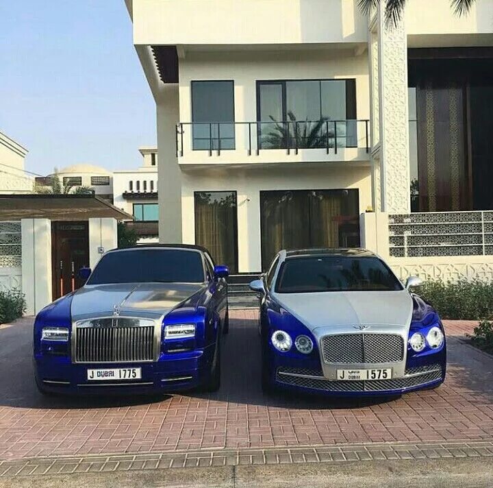 Two rolls. Бентли и Роллс Ройс. Rolls Royce Bentley. Rolls Royce Бентли. Мерседес Роллс Ройс.