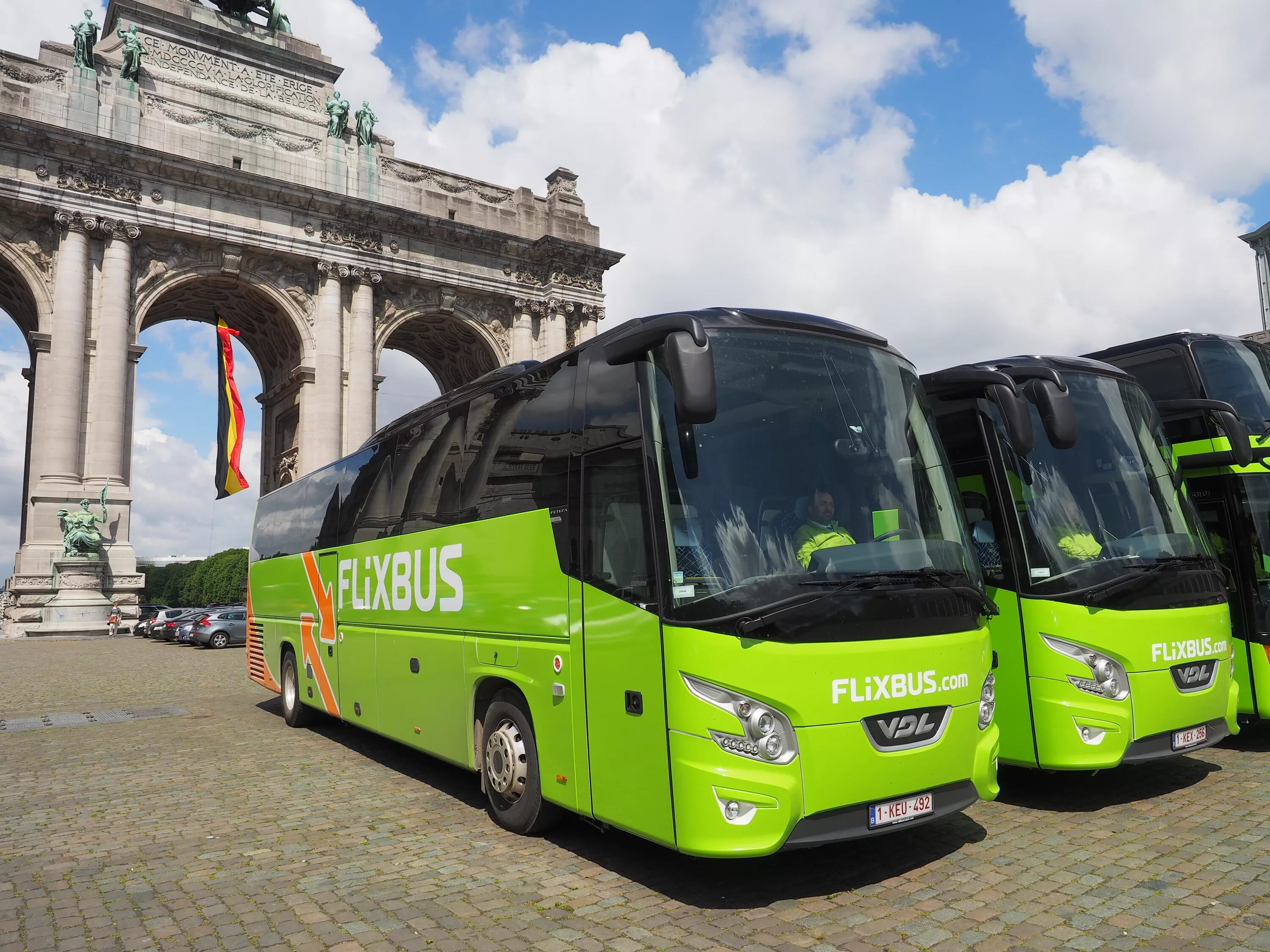 Перевозки экскурсионный автобус. Автобус фликсбус. Автобус Flixbus Германия. Автобусы фликсбус в Германии. Flixbus Барселона Париж.