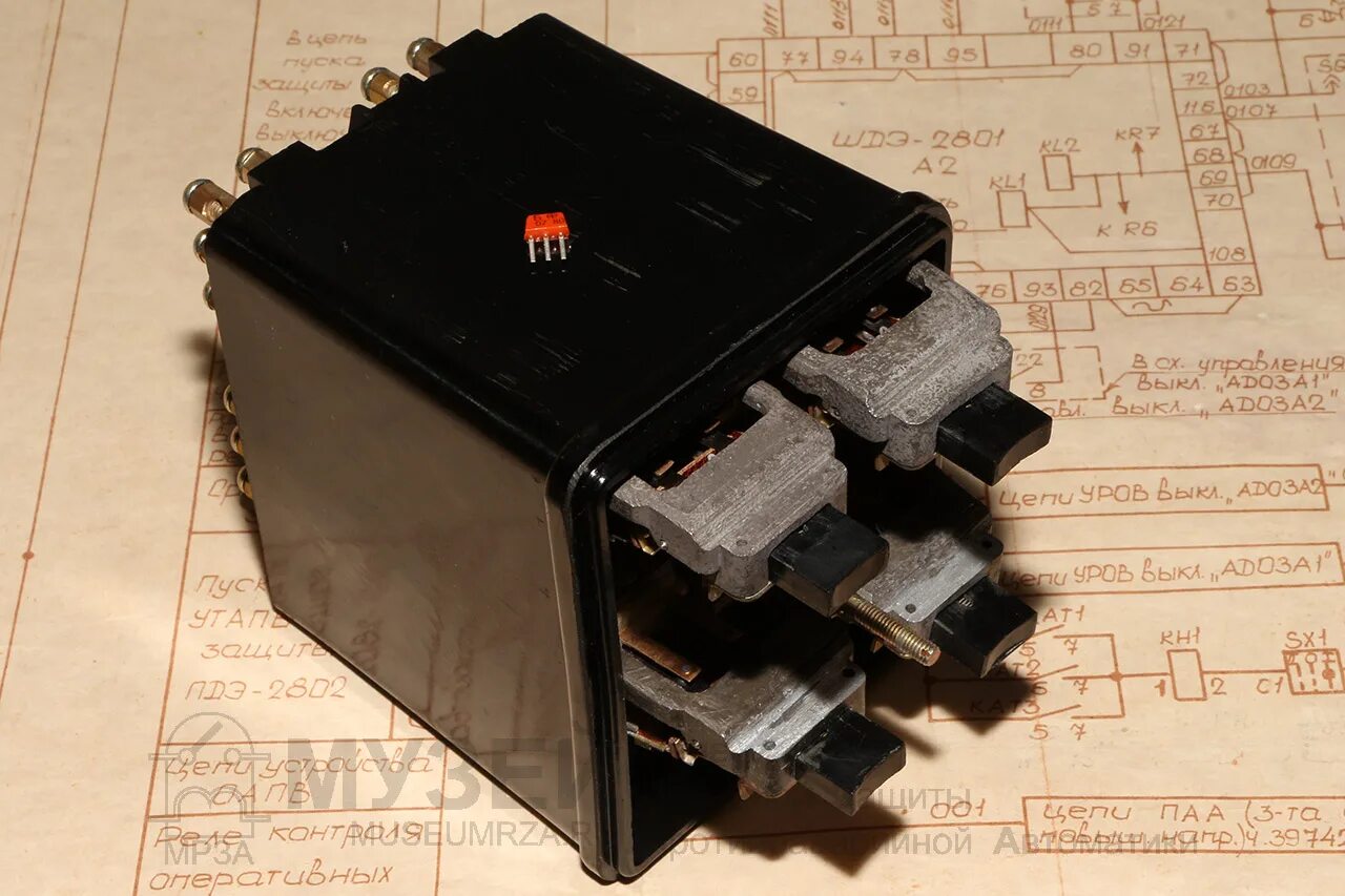 л". блок сигнальных реле. блок реле дз-2у4. реле пэ-21у3. блок релейный 4бр-607-1.