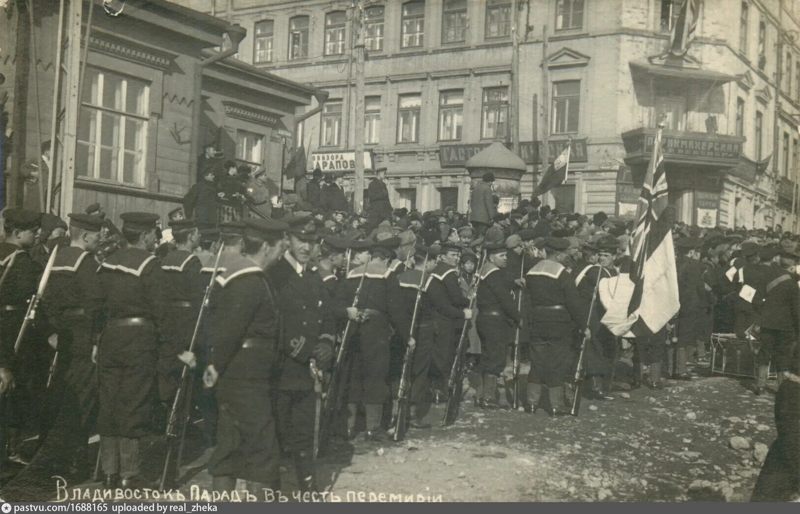 Читать боевой 1918. Россия 1919. Парад Харьков 1919. Мудросское перемирие 1918. Парад войск всеобуча Ленин пожимает руку с грузовика 1919.