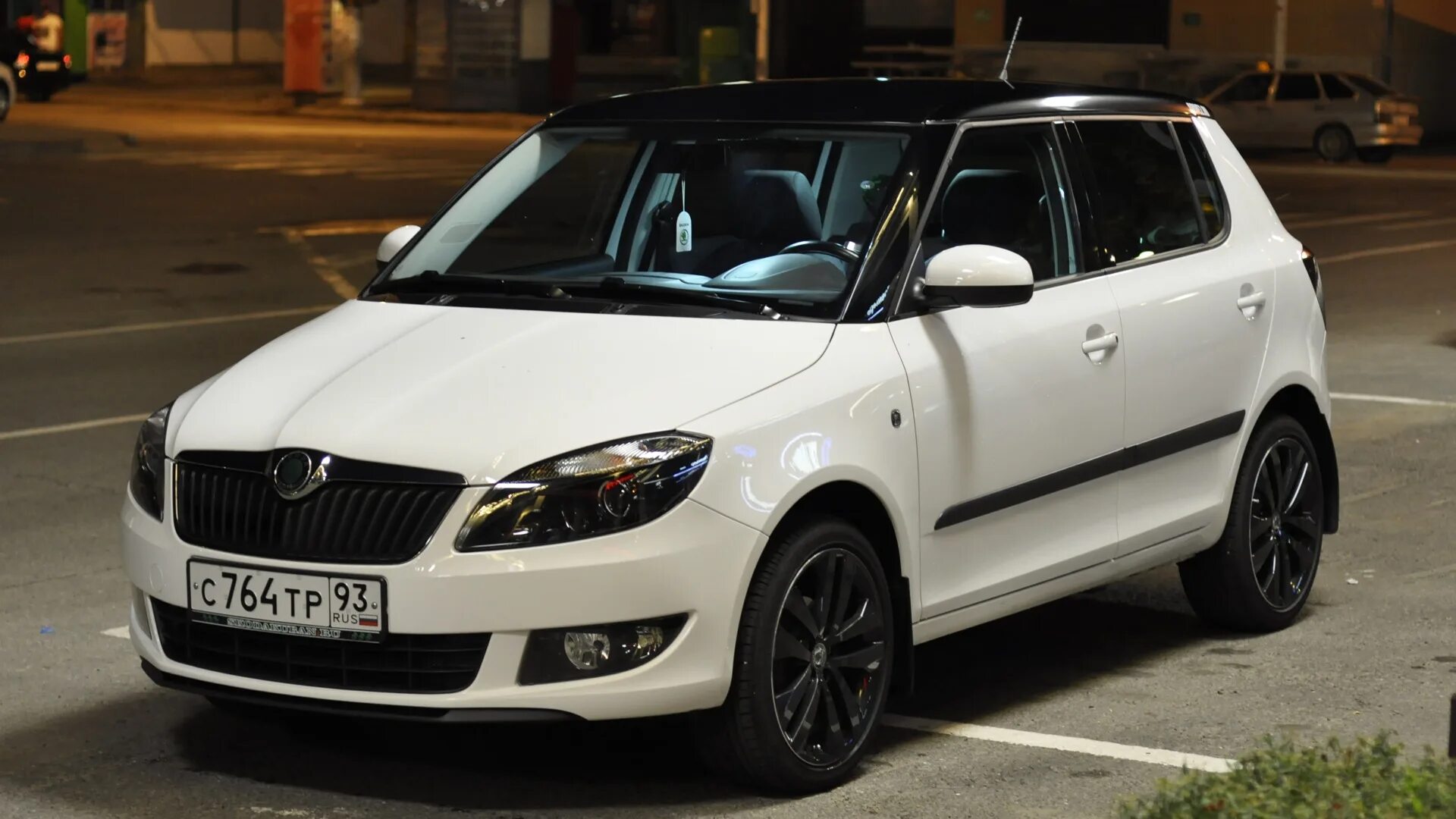 Шкода Фабия 2 белая. Шкода Фабия белая 2010. Skoda Fabia 2 черная. Skoda Fabia 2 White. Шкода фабия 1.4 2012