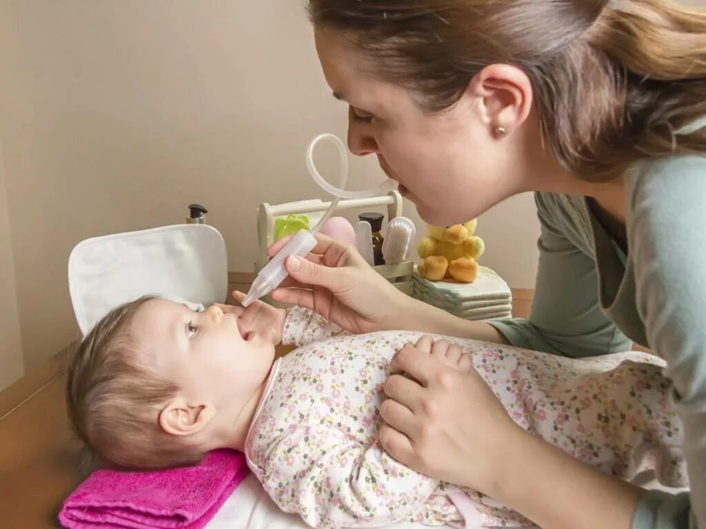 Для насморка для детей новорожденных. Чистить нос ребенку. Промывание носа для новорожденных. 5 лет заложен нос