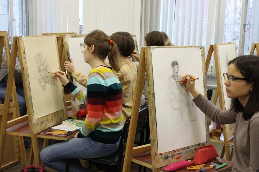 занятия в художественной школе. уроки рисования в художественной школе. детская школа художников. студия рисования для детей. детская школа художников.