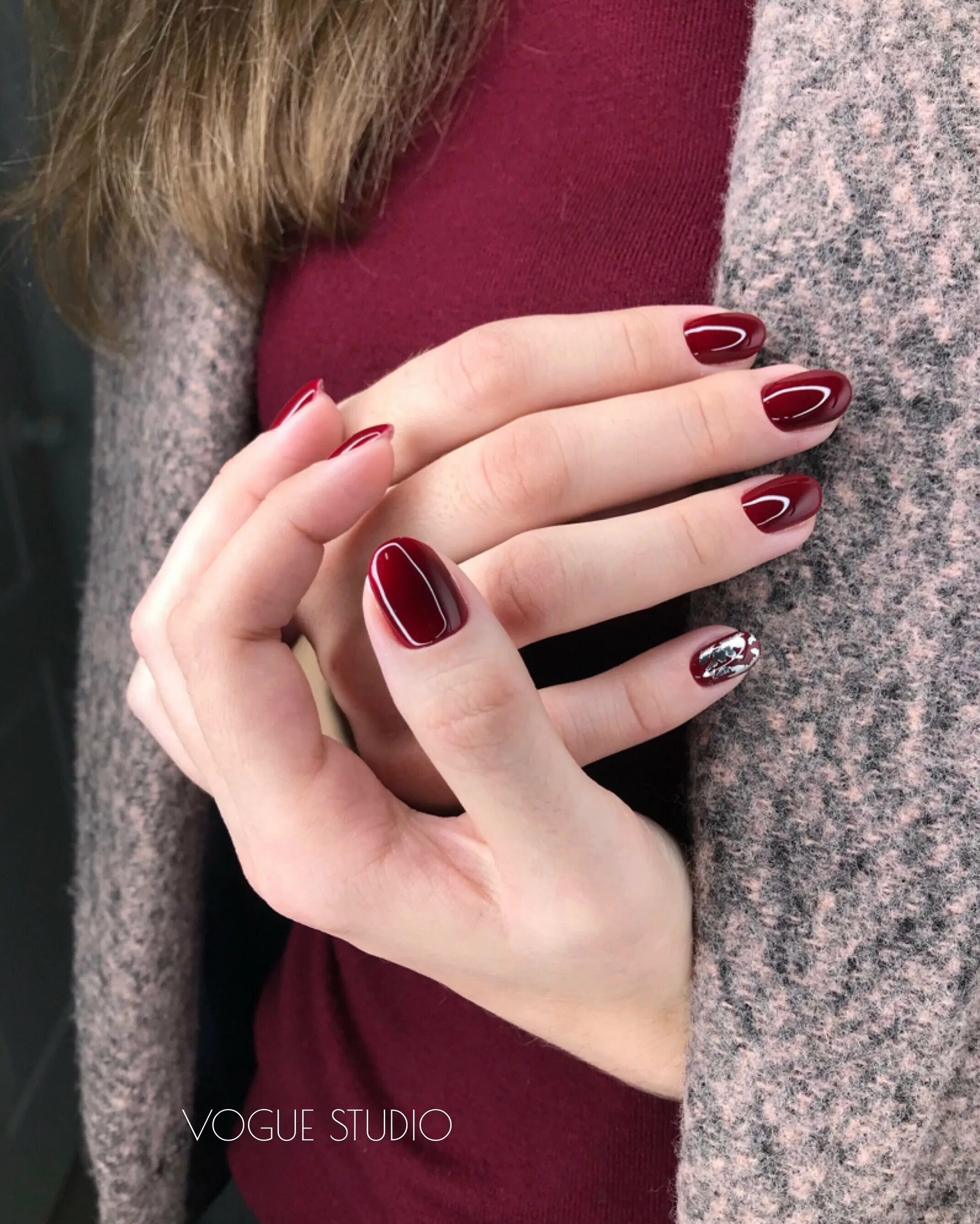 Короткие ногти бордового цвета. Бордовый маникюр на короткие ногти 2021. Маникюр бордо марсала бургунди. Манекюрина короткие ногти бордовые. Маникюр 2021 бордо бургунди.