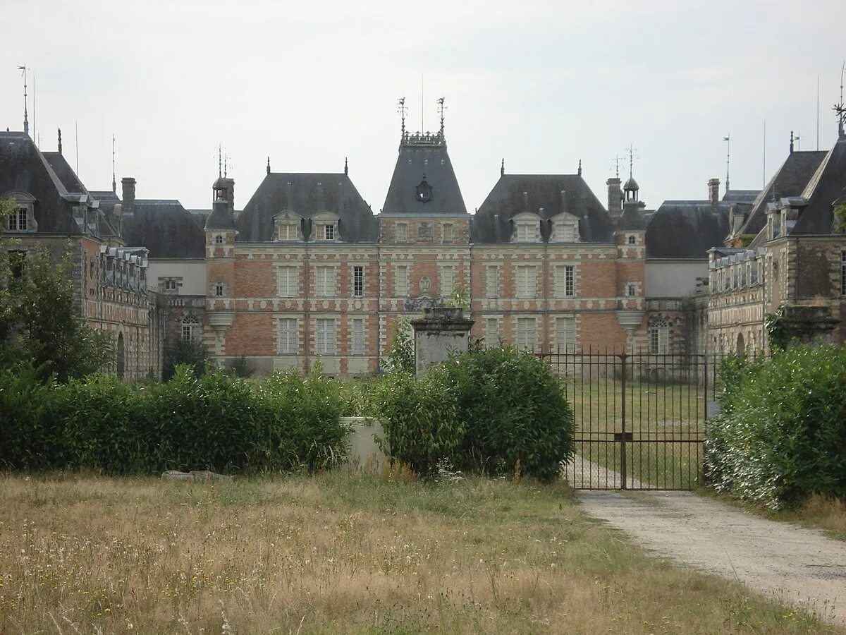 chateau Louis de Funès en drone mavic air YouTube