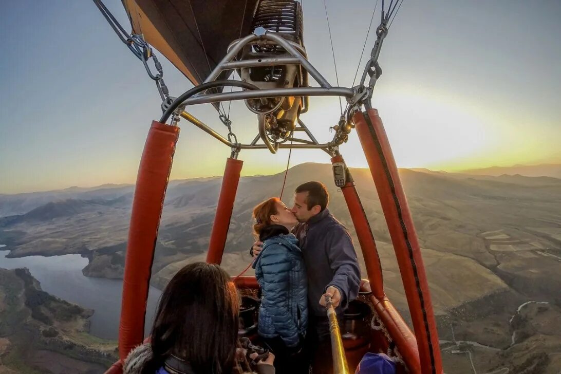 на воздушном шаре. воздушный шар в виде сердца полет. воздушный шар сердце полет. воздушный шар свидание. покататься на воздушном шаре.