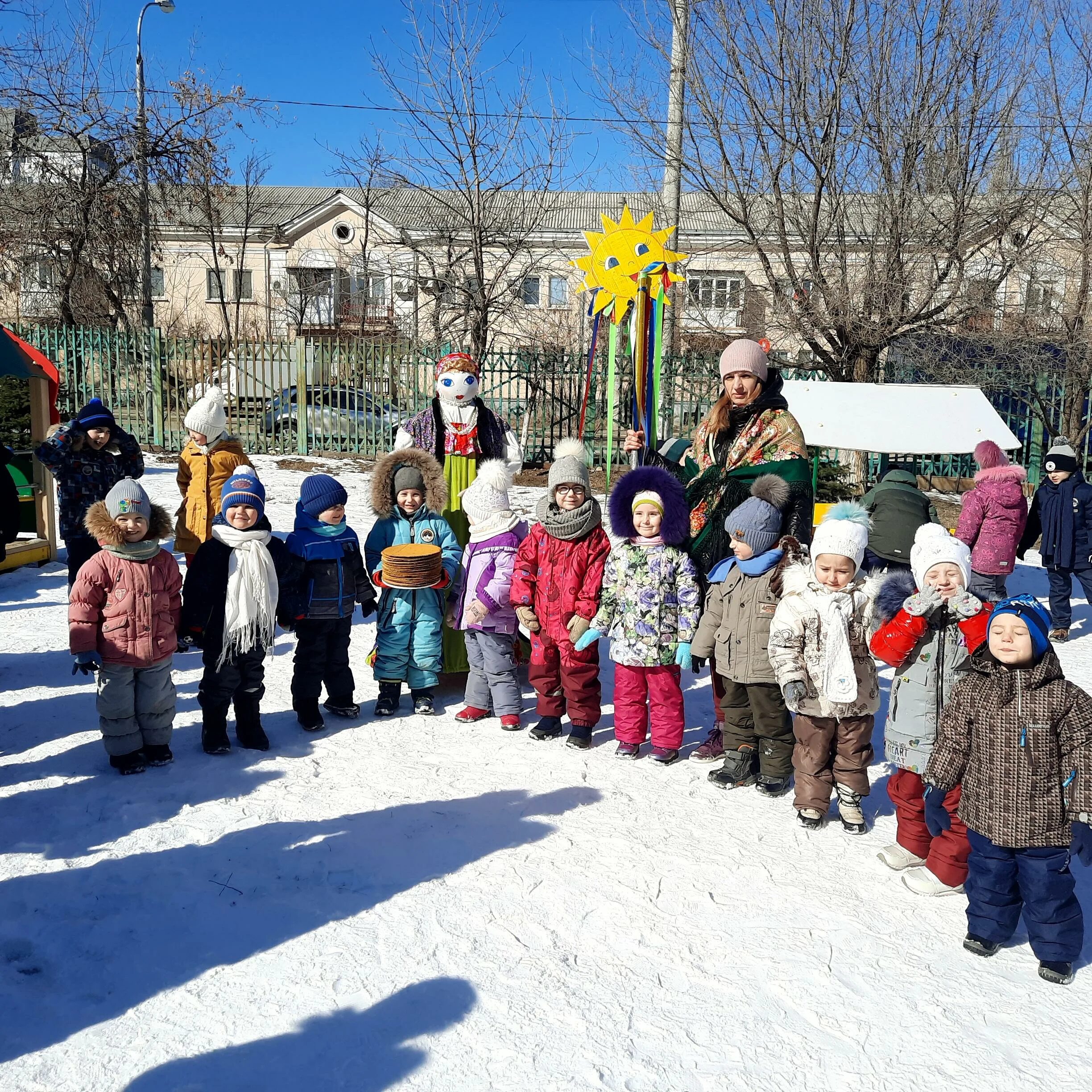 Масленица в детском саду. Украшение на Масленицу в детском саду. Украшение на Масленицу в детском саду на улице. Масленица для детей в саду. Новости сайта сада масленица