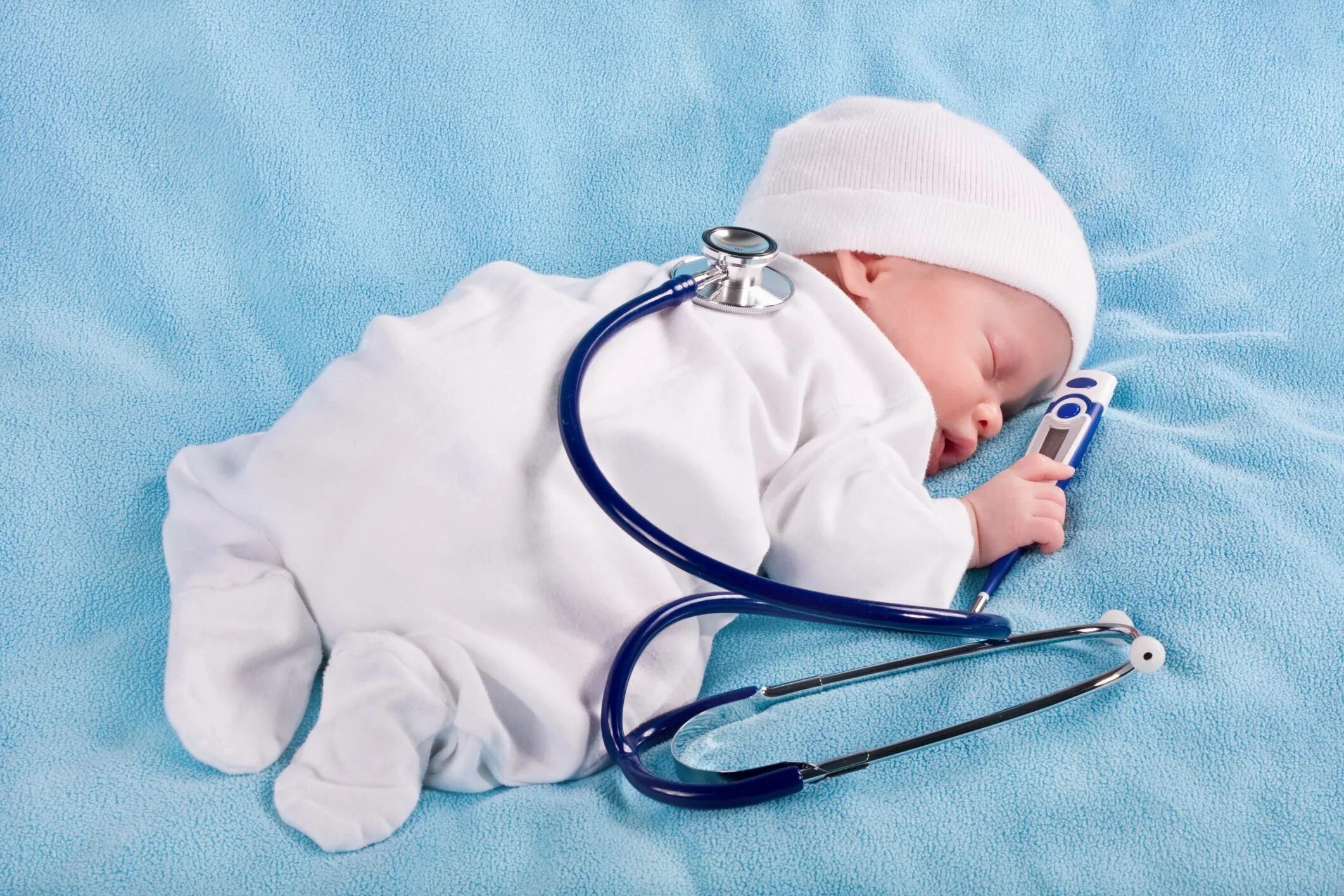 Первые врачи новорожденного. Медицина дети. Патронажная медсестра для новорожденных. Новорожденный и врач. Клизма для новорожденных.