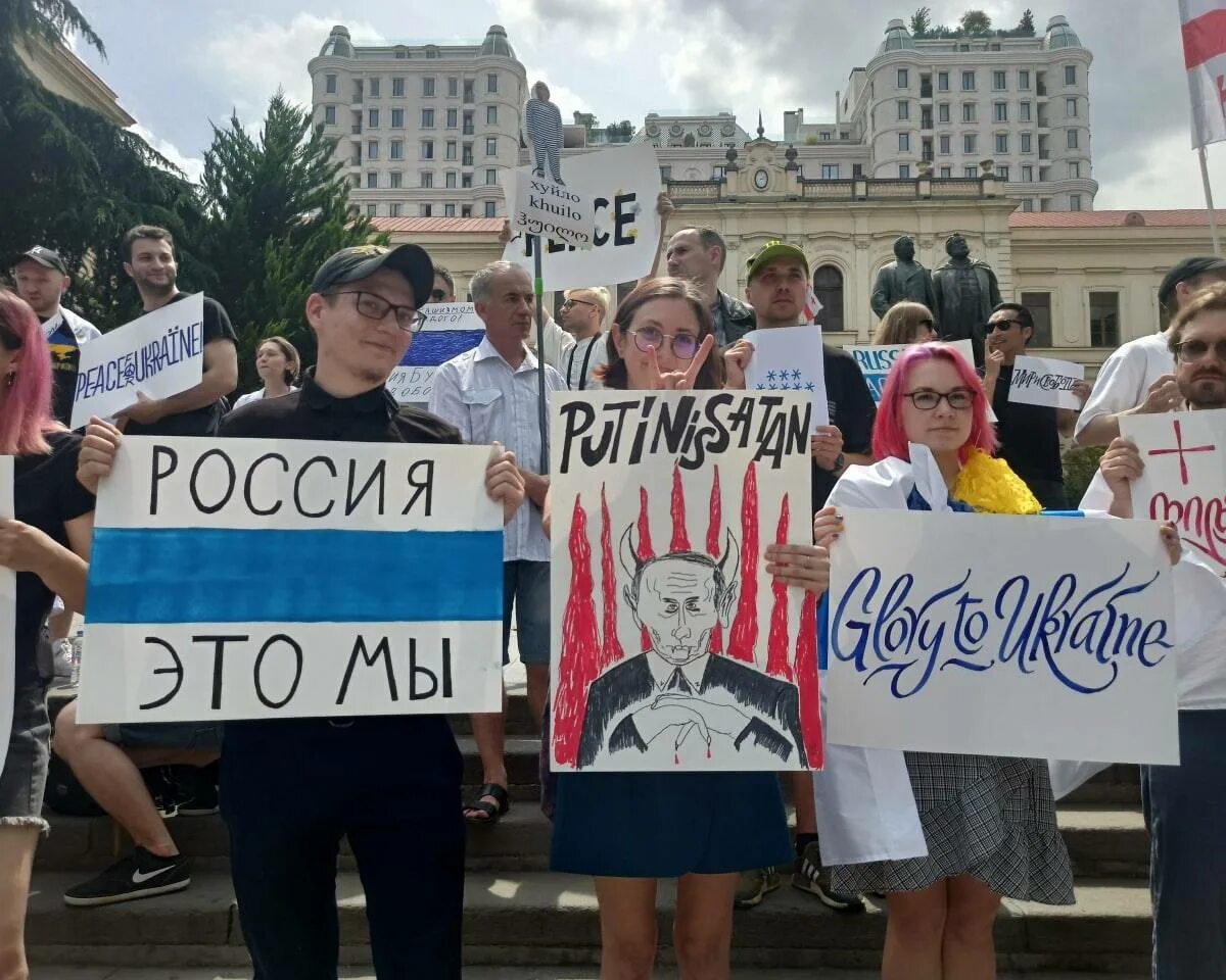 Сми про россию. Митинг. Митинги в России. Митинг с российскими флагами. Пикеты в России.