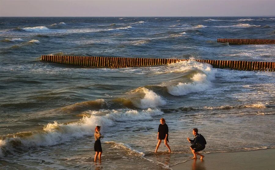 Температура воды в балтийском море зеленоградск. Волны Зеленоградск. Зеленоградск море в июне. Волна Балтики. Зеленоградск море волны.