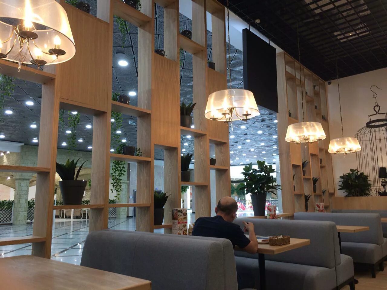 Ресторан перчини ленина. Перчини екатеринбург гринвич. Перчини екатеринбург гринвич. Гирлянда на окна ресторан перчини. Мехренцева 42 оранжевая зебра.