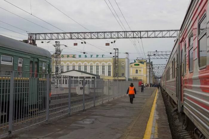 Жд вокзал оренбург. Станция оренбург телефон. Вокзал оренбург, оренбург. Город оренбург вокзал. Оренбург вокзал ночью.