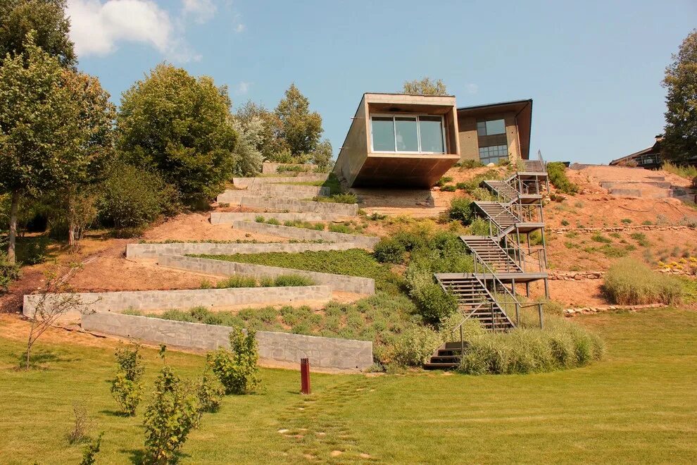 Дома на склоне. Двухуровневый дом на склоне. Домик на склоне. Дом на склоне. Пермакультура террасирование.