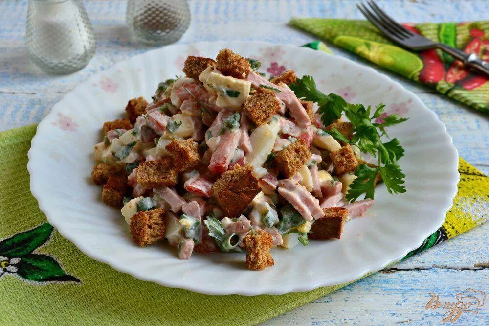 Салат кукуруза фасоль кириешки. Салат с кириешками и копченой колбасой и помидорами. Салат с кириешками и колбасой и фасолью. Салат кириешки фасоль колбаса. Очень вкусный салат с колбасой