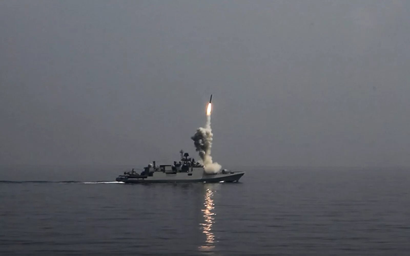 пуск ракеты калибр с фрегата адмирал эссен. фрегат «адмирал горшков» ракетный пуск. стрельба калибром. малый ракетный корабль калибр. пуск ракеты калибр с мрк буян.