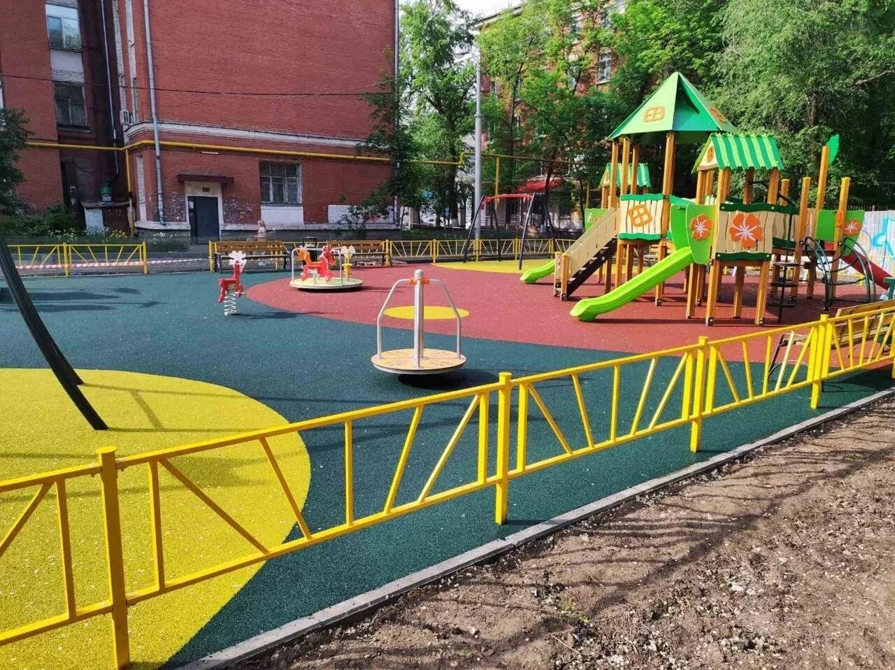 Покажи двор 4. Благоустройство двора. дворы россии. городской двор. двор и дворовое место.