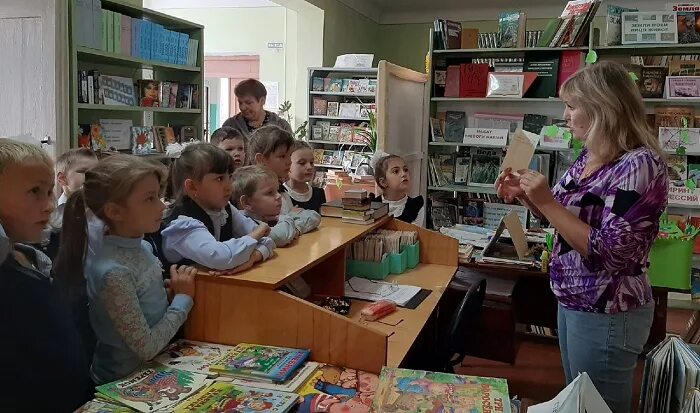 Книжная выставка для любознательных в библиотеке. Базарно карабулакская межпоселенческая центральная библиотека. Национальная информационная безопасность. Выставка энциклопедий в библиотеке. Библиотечный урок.