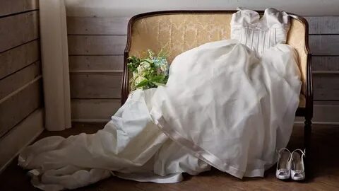 Невеста стоит в углу