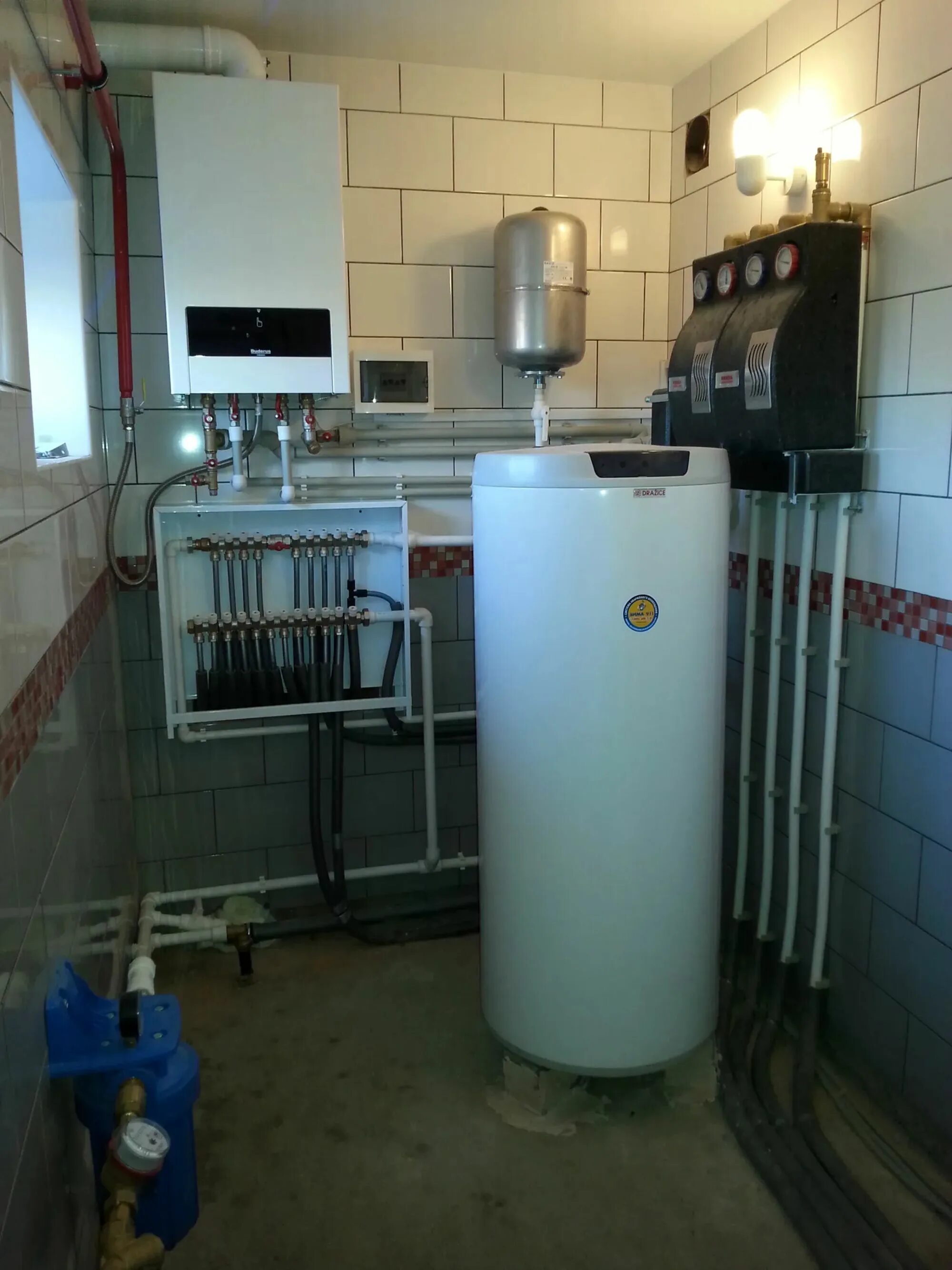 Бойлерная в частном доме газовый котел. Оборудование котельной в частном доме. Отопление в частномидоме. Оборудование для отопления частного дома. Газовый котел.